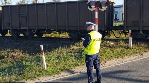 Na przejeździe kolejowym w Lnianie 47-letni kierowca forda wjechał pod pociąg towarowy/fot. KPP Świecie