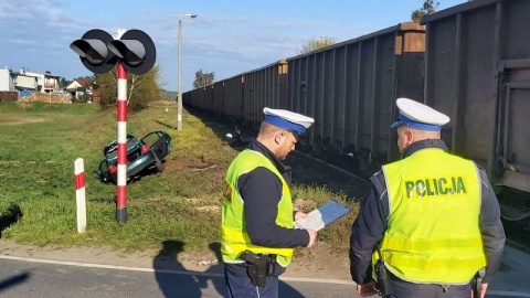 Na przejeździe kolejowym w Lnianie 47-letni kierowca forda wjechał pod pociąg towarowy/fot. KPP Świecie