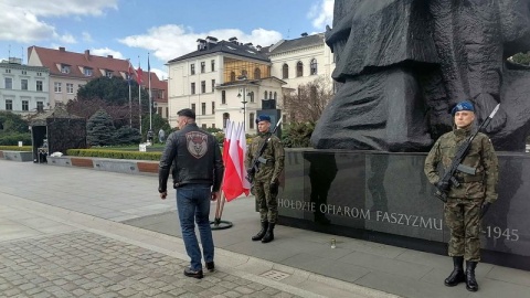 1700 żołnierzy, policjantów i przedstawicieli innych służb bierze udział w 4. Rajdzie Weteranów. Przez miesiąc przemierzają Polskę na motocyklach i odwiedzają groby kolegów poległych na zagranicznych misjach. W piątek rozjechali się po kraju z bydgoskiego Starego Rynku/fot. Monika Siwak