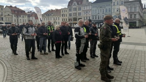 1700 żołnierzy, policjantów i przedstawicieli innych służb bierze udział w 4. Rajdzie Weteranów. Przez miesiąc przemierzają Polskę na motocyklach i odwiedzają groby kolegów poległych na zagranicznych misjach. W piątek rozjechali się po kraju z bydgoskiego Starego Rynku/fot. Monika Siwak