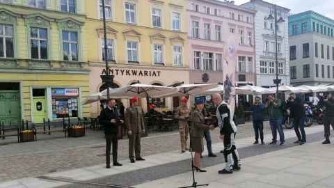 1700 żołnierzy, policjantów i przedstawicieli innych służb bierze udział w 4. Rajdzie Weteranów. Przez miesiąc przemierzają Polskę na motocyklach i odwiedzają groby kolegów poległych na zagranicznych misjach. W piątek rozjechali się po kraju z bydgoskiego Starego Rynku/fot. Monika Siwak