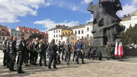 1700 żołnierzy, policjantów i przedstawicieli innych służb bierze udział w 4. Rajdzie Weteranów. Przez miesiąc przemierzają Polskę na motocyklach i odwiedzają groby kolegów poległych na zagranicznych misjach. W piątek rozjechali się po kraju z bydgoskiego Starego Rynku/fot. Monika Siwak