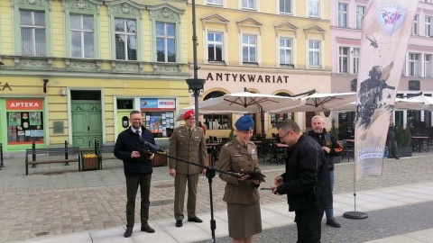 1700 żołnierzy, policjantów i przedstawicieli innych służb bierze udział w 4. Rajdzie Weteranów. Przez miesiąc przemierzają Polskę na motocyklach i odwiedzają groby kolegów poległych na zagranicznych misjach. W piątek rozjechali się po kraju z bydgoskiego Starego Rynku/fot. Monika Siwak