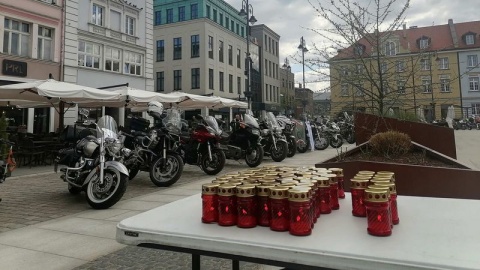 1700 żołnierzy, policjantów i przedstawicieli innych służb bierze udział w 4. Rajdzie Weteranów. Przez miesiąc przemierzają Polskę na motocyklach i odwiedzają groby kolegów poległych na zagranicznych misjach. W piątek rozjechali się po kraju z bydgoskiego Starego Rynku/fot. Monika Siwak