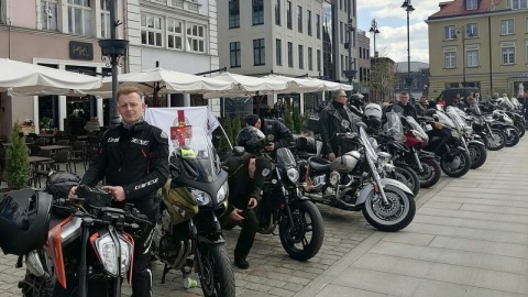 1700 żołnierzy, policjantów i przedstawicieli innych służb bierze udział w 4. Rajdzie Weteranów. Przez miesiąc przemierzają Polskę na motocyklach i odwiedzają groby kolegów poległych na zagranicznych misjach. W piątek rozjechali się po kraju z bydgoskiego Starego Rynku/fot. Monika Siwak