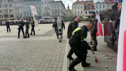 1700 żołnierzy, policjantów i przedstawicieli innych służb bierze udział w 4. Rajdzie Weteranów. Przez miesiąc przemierzają Polskę na motocyklach i odwiedzają groby kolegów poległych na zagranicznych misjach. W piątek rozjechali się po kraju z bydgoskiego Starego Rynku/fot. Monika Siwak