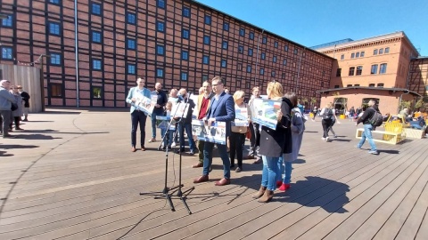 Bydgoscy działacze Platformy Obywatelskiej uczcili rocznicę przystąpienia Polski do Unii Europejskiej/fot. Jolanta Fischer
