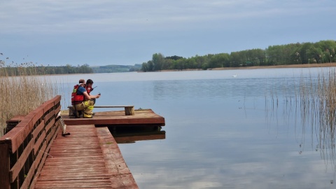 W niedzielne południe na jeziorze wywróciła się łódź wiosłowa, którą płynęło trzech mężczyzn w wieku ok. 30 lat. Jeden z nich o własnych siłach dopłynął do brzegu. Drugi został wydobyty z wody przez osoby postronne - był nieprzytomny i pomimo reanimacji zmarł w szpitalu./fot. OSP Łąkorz/Facebook