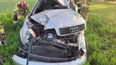 Jeden z kierowców wypadł z auta pod dachujący drugi samochód/fot. KM PSP Toruń (Marcin Matwiejczuk/Arkadiusz Derkowski)/Facebook