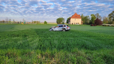Jeden z kierowców wypadł z auta pod dachujący drugi samochód/fot. KM PSP Toruń (Marcin Matwiejczuk/Arkadiusz Derkowski)/Facebook