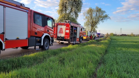 Jeden z kierowców wypadł z auta pod dachujący drugi samochód/fot. KM PSP Toruń (Marcin Matwiejczuk/Arkadiusz Derkowski)/Facebook