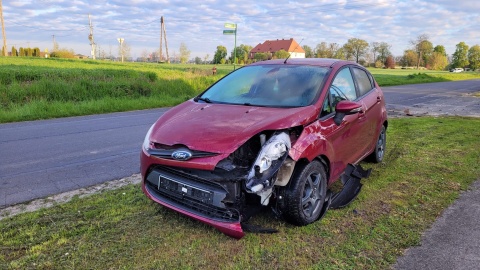 Jeden z kierowców wypadł z auta pod dachujący drugi samochód/fot. KM PSP Toruń (Marcin Matwiejczuk/Arkadiusz Derkowski)/Facebook