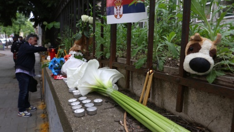 Mieszkańcy zostawiają kwiaty i maskotki przed szkołą, w której doszło do zamachu/fot. Andrej Cukic/PAP/EPA