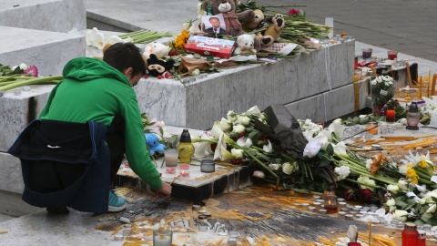 Mieszkańcy zostawiają kwiaty i maskotki przed szkołą, w której doszło do zamachu/fot. Andrej Cukic/PAP/EPA