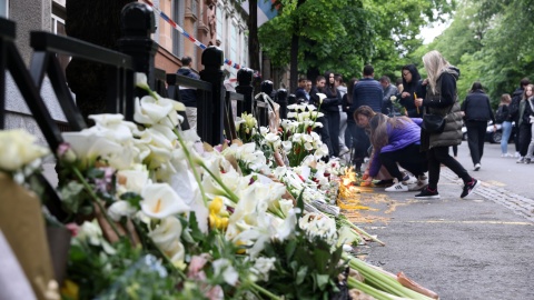 Mieszkańcy zostawiają kwiaty i maskotki przed szkołą, w której doszło do zamachu/fot. Andrej Cukic/PAP/EPA