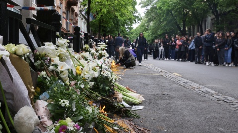 Mieszkańcy zostawiają kwiaty i maskotki przed szkołą, w której doszło do zamachu/fot. Andrej Cukic/PAP/EPA
