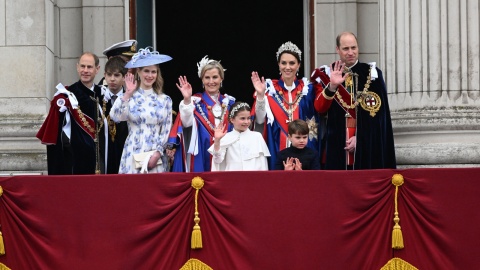 Rodzina królewska pozdrawia przybyłych z balkonu Pałacu Buckingham/fot. Neil Hall, PAP/EPA