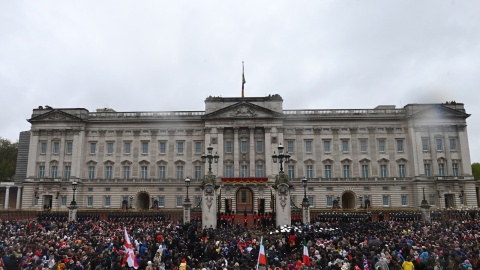 Tłumy pod balkonem Pałacu Buckingham/fot. Neil Hall, PAP/EPA