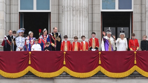 Rodzina królewska pozdrawia przybyłych z balkonu Pałacu Buckingham/fot. Neil Hall, PAP/EPA