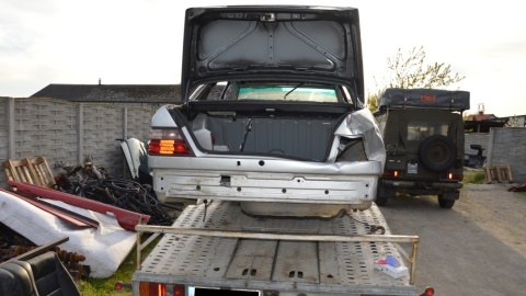 Na tyłach posesji - oprócz Mercedesa G – znaleziono jeszcze dwa pojazdy podobnego typu, zarejestrowane jako utracone i wiele części samochodowych/fot. materiały policji