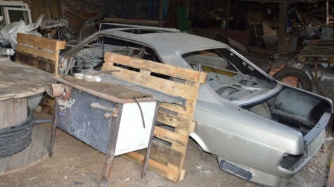 Na tyłach posesji - oprócz Mercedesa G – znaleziono jeszcze dwa pojazdy podobnego typu, zarejestrowane jako utracone i wiele części samochodowych/fot. materiały policji