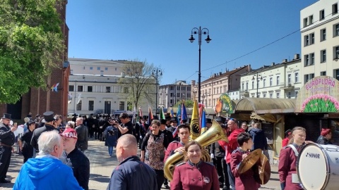 Ponad 200 kominiarzy pojawiło się w centrum Bydgoszczy. Przemaszerowali z pl. Wolności do katedry a później, na Starym Rynku, pozowali do zdjęć. Była to część trzydniowego kominiarskiego święta, na które do Bydgoszczy przyjechali przedstawiciele tego zawodu z całej Polski/fot. Maciej Wilkowski