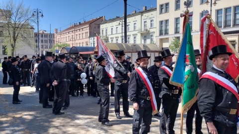 Ponad 200 kominiarzy pojawiło się w centrum Bydgoszczy. Przemaszerowali z pl. Wolności do katedry a później, na Starym Rynku, pozowali do zdjęć. Była to część trzydniowego kominiarskiego święta, na które do Bydgoszczy przyjechali przedstawiciele tego zawodu z całej Polski/fot. Maciej Wilkowski
