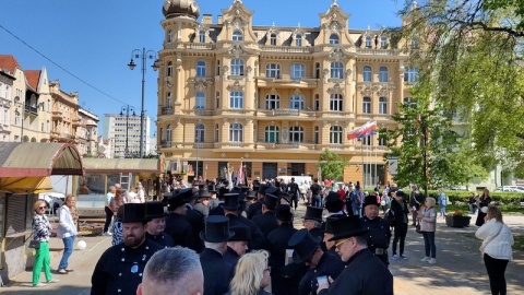 Ponad 200 kominiarzy pojawiło się w centrum Bydgoszczy. Przemaszerowali z pl. Wolności do katedry a później, na Starym Rynku, pozowali do zdjęć. Była to część trzydniowego kominiarskiego święta, na które do Bydgoszczy przyjechali przedstawiciele tego zawodu z całej Polski/fot. Maciej Wilkowski