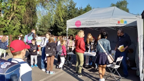 Bydgoszcz uczestniczy w międzynarodowej akcji Streets For Kids - ulice dla dzieci. Celem wydarzenia jest zwrócenie uwagi na bezpieczeństwo dzieci w drodze do szkoły. Do akcji przyłączyła się Szkoła Podstawowa nr 64 na Osowej Górze/fot. Tatiana Adonis