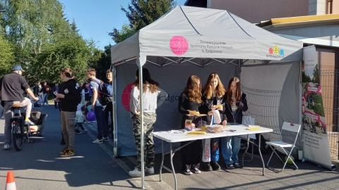 Bydgoszcz uczestniczy w międzynarodowej akcji Streets For Kids - ulice dla dzieci. Celem wydarzenia jest zwrócenie uwagi na bezpieczeństwo dzieci w drodze do szkoły. Do akcji przyłączyła się Szkoła Podstawowa nr 64 na Osowej Górze/fot. Tatiana Adonis