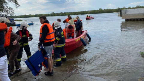 W sobotę po południu prom „Flisak", który od dwóch tygodni pływa po Wiśle między Czarnowem i Solcem Kujawskim, utknął na rzece. Konieczne było ewakuowanie kilkudziesięciu pasażerów/fot. OSP Solec Kujawski/Facebook