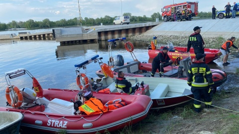 W sobotę po południu prom „Flisak", który od dwóch tygodni pływa po Wiśle między Czarnowem i Solcem Kujawskim, utknął na rzece. Konieczne było ewakuowanie kilkudziesięciu pasażerów/fot. OSP Solec Kujawski/Facebook