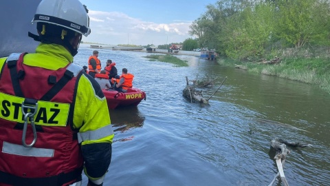 W sobotę po południu prom „Flisak", który od dwóch tygodni pływa po Wiśle między Czarnowem i Solcem Kujawskim, utknął na rzece. Konieczne było ewakuowanie kilkudziesięciu pasażerów/fot. OSP Solec Kujawski/Facebook