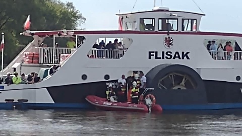 Prom Flisak prawdopodobnie wpłynął na mieliznę, przez co prawie 100 osób musiało zostać ewakuowanych/fot: Facebook/Bydgoszcz 998