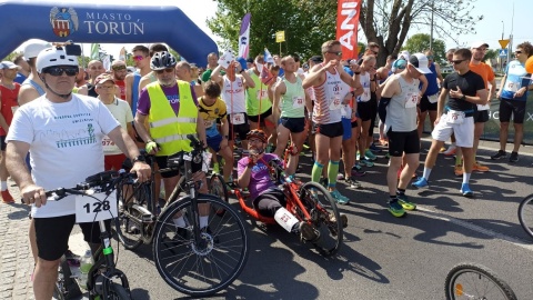 Prawie 2 tysiące osób stanęło na starcie niedzielnej imprezy, pt. „Run Toruń"/fot. Monika Kaczyńska