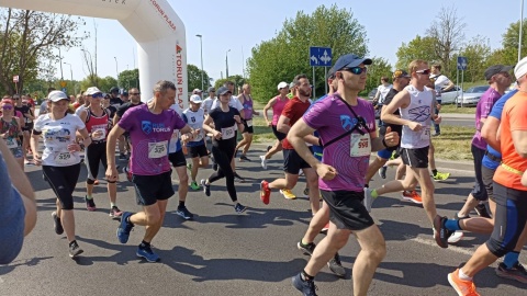 Prawie 2 tysiące osób stanęło na starcie niedzielnej imprezy, pt. „Run Toruń"/fot. Monika Kaczyńska