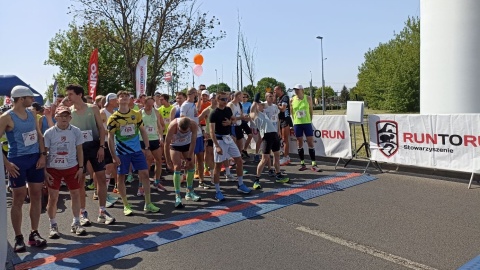 Prawie 2 tysiące osób stanęło na starcie niedzielnej imprezy, pt. „Run Toruń"/fot. Monika Kaczyńska