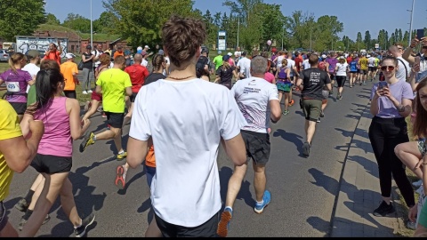 Prawie 2 tysiące osób stanęło na starcie niedzielnej imprezy, pt. „Run Toruń"/fot. Monika Kaczyńska
