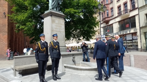 Wojewódzkie Obchody Dnia Strażaka w Toruniu. Na Rynku Staromiejskim można było zobaczyć strażacki sprzęt. Podczas apelu wręczono medale, odznaczenia i awanse/fot. Michał Zaręba