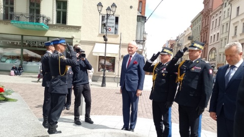 Wojewódzkie Obchody Dnia Strażaka w Toruniu. Na Rynku Staromiejskim można było zobaczyć strażacki sprzęt. Podczas apelu wręczono medale, odznaczenia i awanse/fot. Michał Zaręba