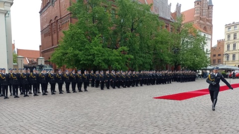 Wojewódzkie Obchody Dnia Strażaka w Toruniu. Na Rynku Staromiejskim można było zobaczyć strażacki sprzęt. Podczas apelu wręczono medale, odznaczenia i awanse/fot. Michał Zaręba