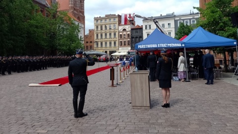 Wojewódzkie Obchody Dnia Strażaka w Toruniu. Na Rynku Staromiejskim można było zobaczyć strażacki sprzęt. Podczas apelu wręczono medale, odznaczenia i awanse/fot. Michał Zaręba