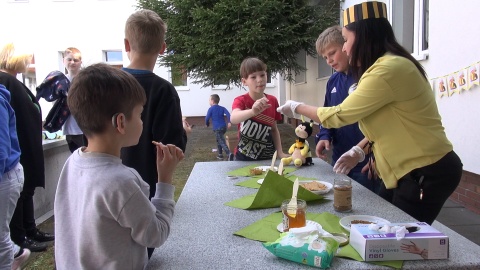 Dzieci mogły na własnej skórze i kubkach smakowych poznać kulisy pracy pszczół/fot: jw