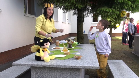 Dzieci mogły na własnej skórze i kubkach smakowych poznać kulisy pracy pszczół/fot: jw