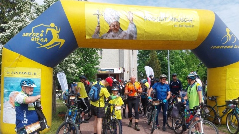 Ponad 170 osób wzięło udział w rajdzie rowerowym i nordic walking zorganizowanym z okazji urodzin papieża. Uczestnicy wystartowali spod kościoła p.w. Świętego Krzyża na ulicy Artyleryjskiej. Meta była w Brzozie, czyli około 50 kilometrów dalej/fot. Jolanta Fischer