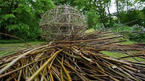 Kulista forma stanęła w Alei K. F. Schinkla na terenie Pałacu w Ostromecku. Trzynastu artystów z Politechniki Bydgoskiej zbudowało ją z prawie 3 ton wikliny technicznej, konopianki /fot. Politechnika Bydgoska/Facebook