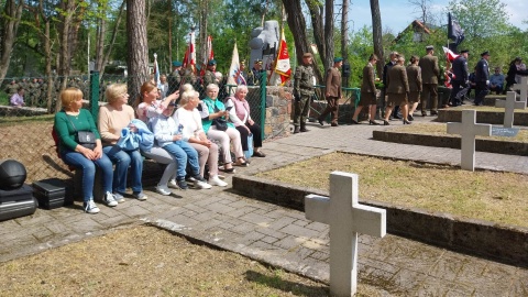 Na cmentarzu wojennym w Smukale oddano hołd ofiarom niemieckiego obozu wysiedleńczego z okresu II wojny światowej. W czasie uroczystości odsłonięto także tablicę informacyjną/fot. Jolanta Fischer