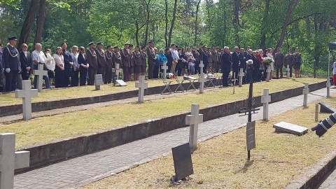 Na cmentarzu wojennym w Smukale oddano hołd ofiarom niemieckiego obozu wysiedleńczego z okresu II wojny światowej. W czasie uroczystości odsłonięto także tablicę informacyjną/fot. Jolanta Fischer