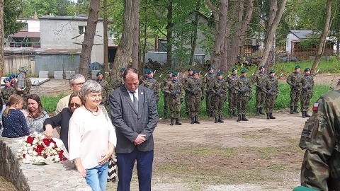 Na cmentarzu wojennym w Smukale oddano hołd ofiarom niemieckiego obozu wysiedleńczego z okresu II wojny światowej. W czasie uroczystości odsłonięto także tablicę informacyjną/fot. Jolanta Fischer