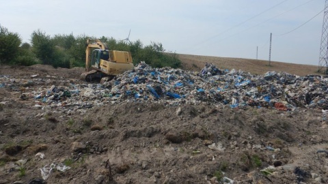 Inspektorzy grupy interwencyjno-wyjazdowej delegatury WIOŚ we Włocławku odkryli proceder zakopywania odpadów na terenie prywatnej posesji w powiecie lipnowskim/fot. WIOS Bydgoszcz